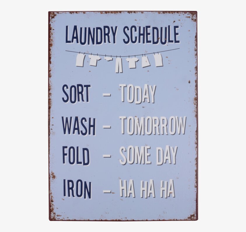 Plåtskylt Laundry Schedule från IB Laursen med humoristisk text