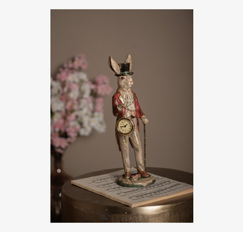 Bild av elegant kaninherre med klocka och blommor