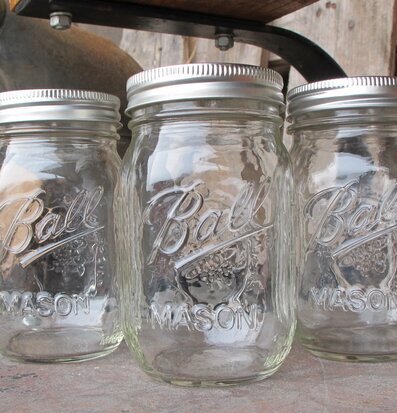 Ball Mason Jars - Pint från Ball Mason Jar på rustik yta