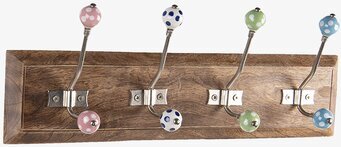 Bild av klädhängare med färgglada knoppar och träplatta