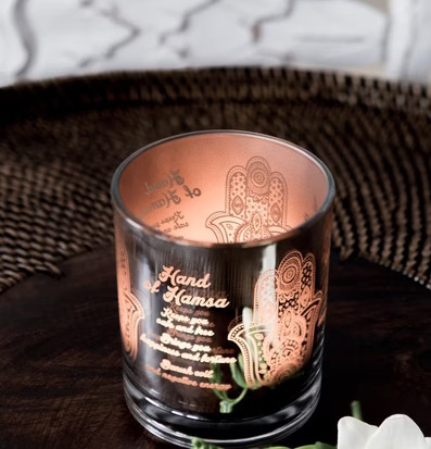 Hamsa-lyktan från Majas Cottage på träyta med blommor