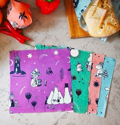 Bild av färgglada bivaxdukar i ett inspirerande kök