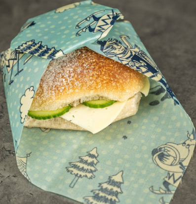 Bild av bivaxduk med Muminmotiv i vinterlandskap