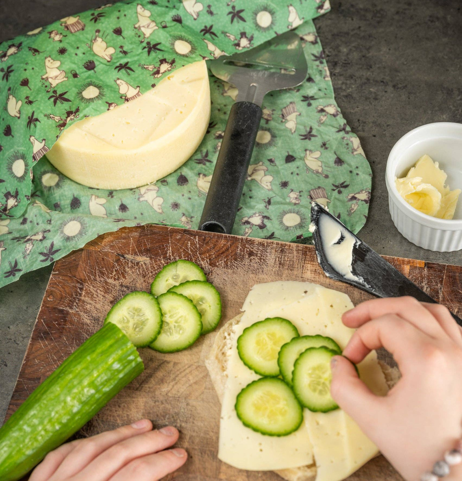 Bivaxduk Mumin - Tendning The Earth Grön Gustaf och Linnea Bivaxdukar