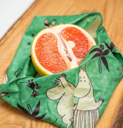 Bild av färgstark scen med grapefrukt och bivaxduk