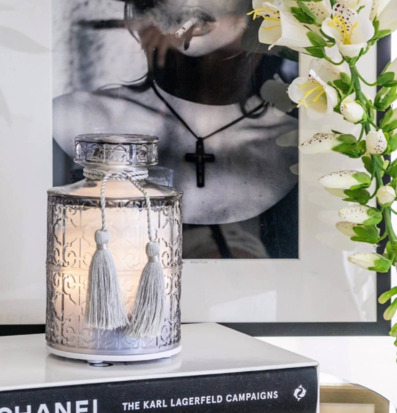 Bild av elegant inredning med diffuser och konstverk