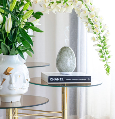 Bild av elegant inredning med stilfull diffusor och blommor