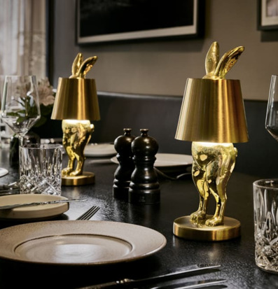 Bild av stilfull bordsscen med elegant bordslampa