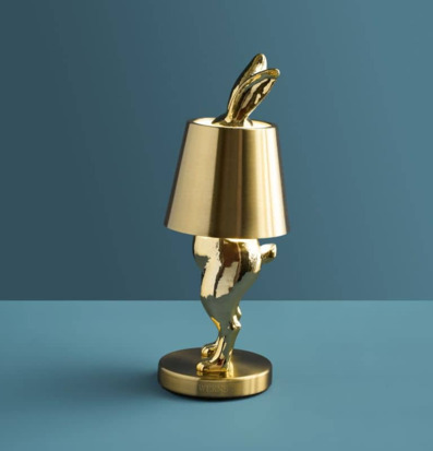 Bild av en unik bordslampa i glänsande guldton
