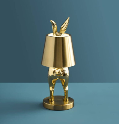 Bild av unik bordslampa i glänsande guld och blå miljö