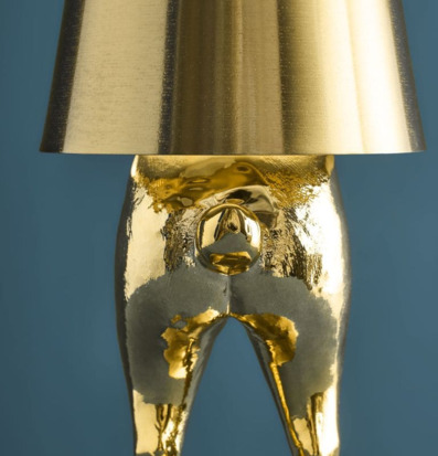 Bild av unik bordslampa med gyllene metallicdesign