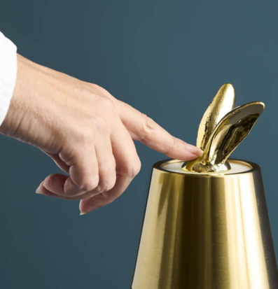 Bild av elegant bordslampa med gyllene touch-funktion