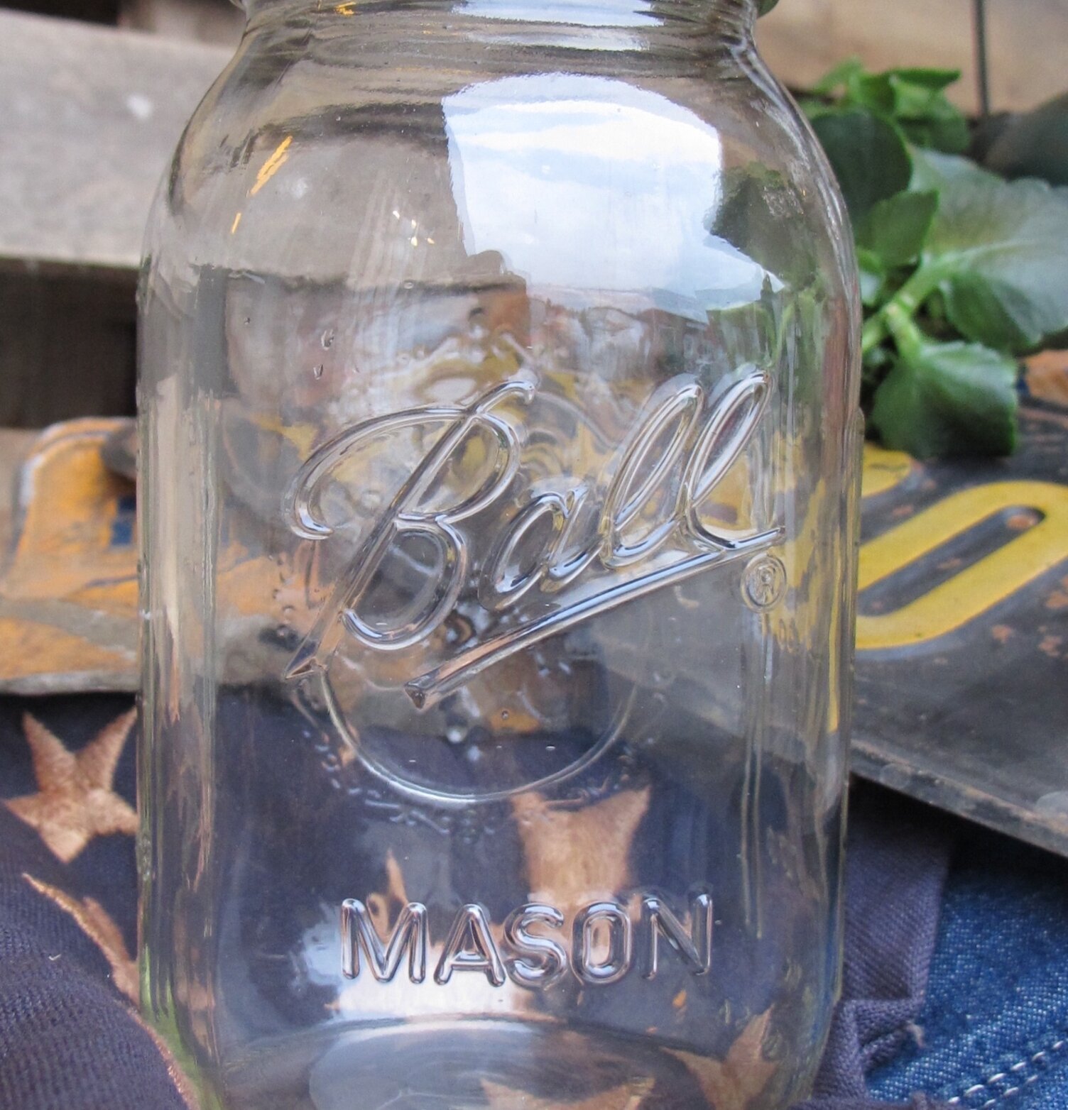 Ball Mason Jars - Quart från Ball Mason Jar i rustik miljö