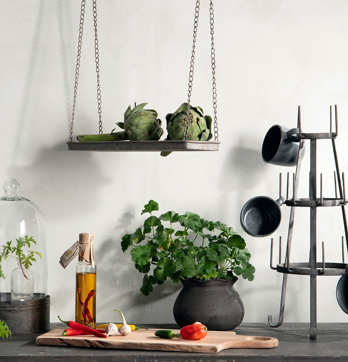 Bild av harmoniskt kök med natur och industriell stil