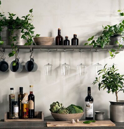 Bild av stilfull hylla med växter och dekorativa föremål