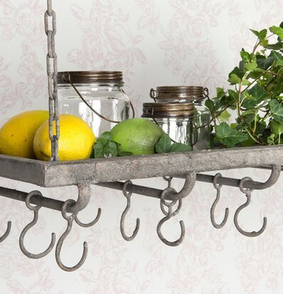 Bild av elegant hängande hylla i metall med dekorationer