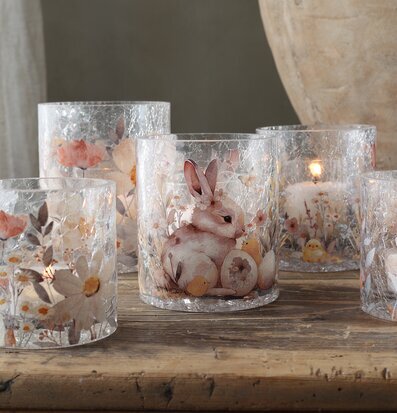 Bild av ljuslyktor med påsktema och krackelerat glas