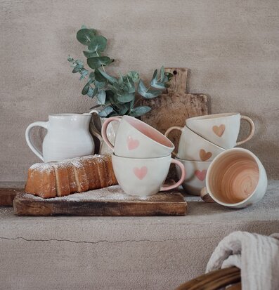 Bild av hemtrevlig keramik och bakverk i harmonisk miljö