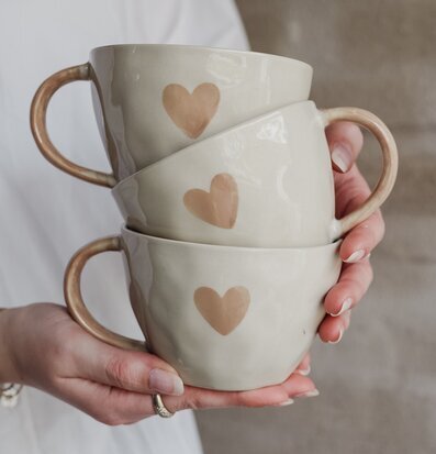 Bild av keramikkoppar med kärleksfull och varm design