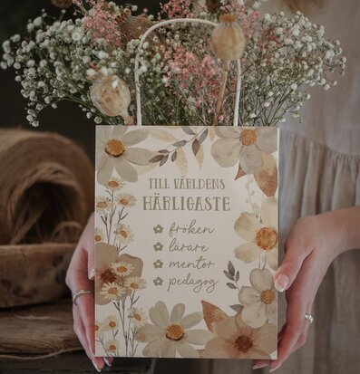 Bild av gåvopåse med blommor och tacksamhetstext