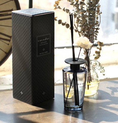 Bild av stilfullt arrangemang med doftpinnar i fokus