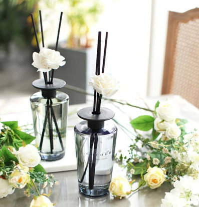 Bild av eleganta doftpinnar i harmonisk heminredning