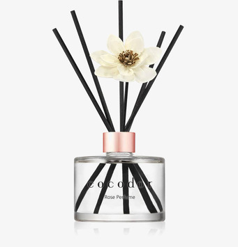 Bild av stilrena doftpinnar med elegant blomdesign