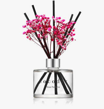 Bild av stilfull doftrenare med blommor och doftpinnar