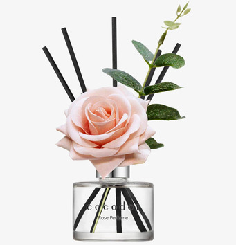 Bild av doftpinnar med ros och gröna blad för harmoni