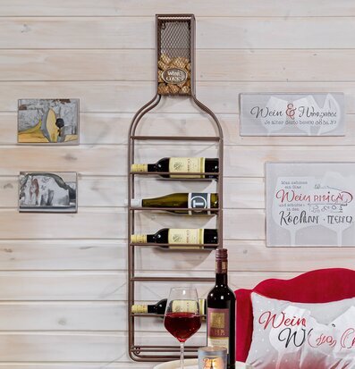 Bild av stilfull interiör med elegant vinställ på väggen