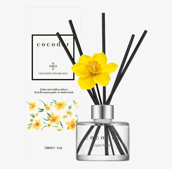 Bild av eleganta doftpinnar med stilren glasflaska