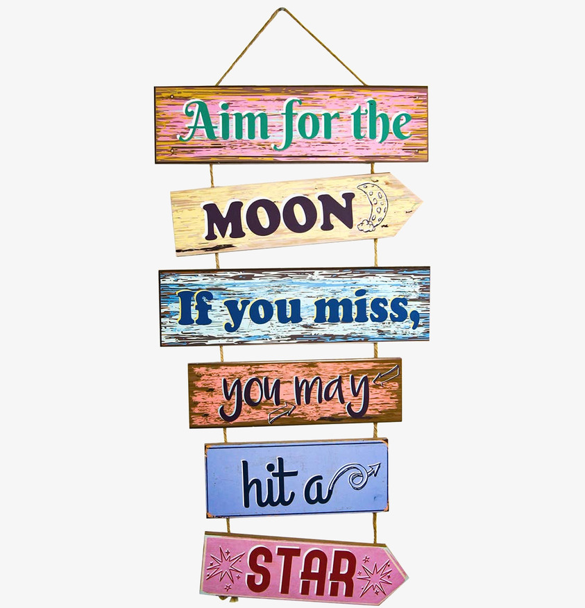 Träskylt - Aim For The Moon Signes Grimalt Väggdekoration Väggskyltar Posters Affischer Plåttavlor Plåtskyltar Tavlor Kalenderhängare