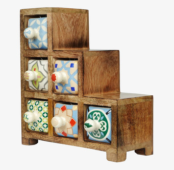Bild av träskåp med keramiklådor i trappstegsdesign