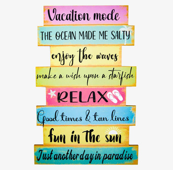Bild av färgglad träskylt med semesterinspiration