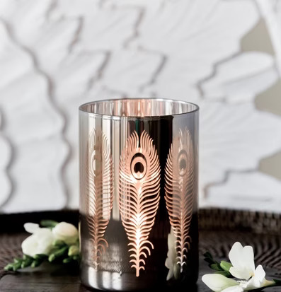 Peacook - Majas Cottage ljuslykta på flätad underlägg