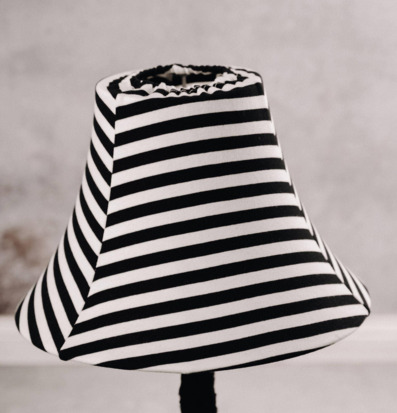 Bild av stilren och modern golvlampa med svartvita ränder