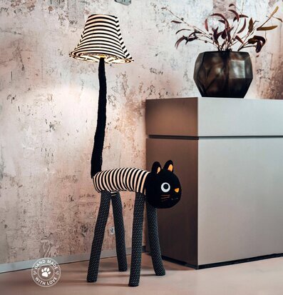 Bild av lekfull golvlampa med kattinspirerad design