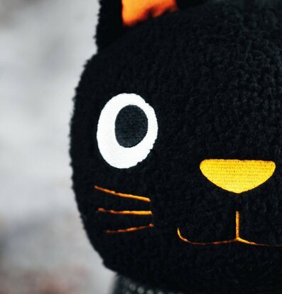 Bild av golvlampa med kattansikte och starka kontraster