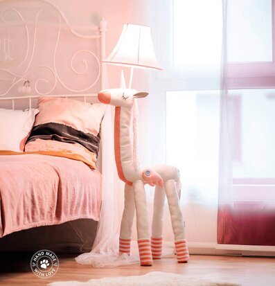 Bild av mysig inredning med unik golvlampa som fokuspunkt