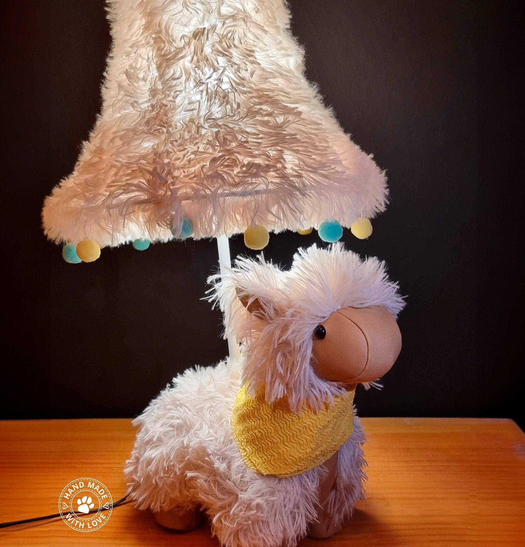 Bild av charmig bordslampa med alpacka och färgglada detaljer