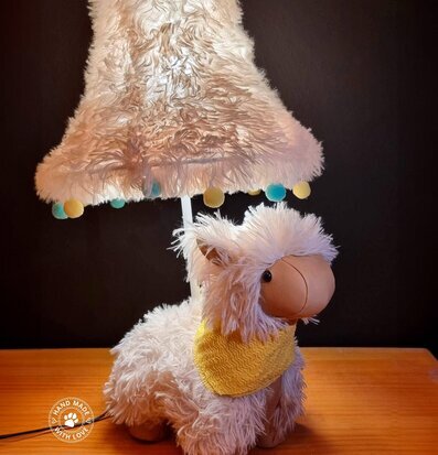 Bild av charmig bordslampa med alpacka och färgglada detaljer