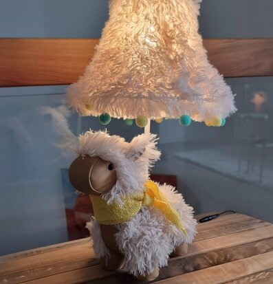 Bild av bordslampa med alpacka och fluffig skärm