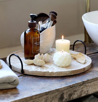 Bild av vackert arrangerat dekorationsfat i naturtoner