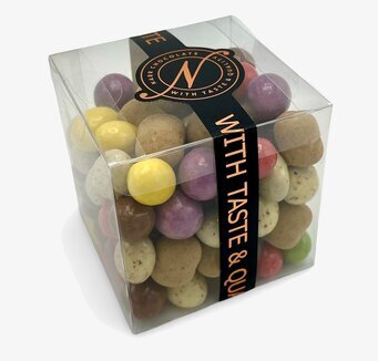 Bild av stilfull chokladkub med färgglada chokladbitar