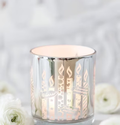 Ljuslykta Grattis - Majas Cottage med festliga detaljer