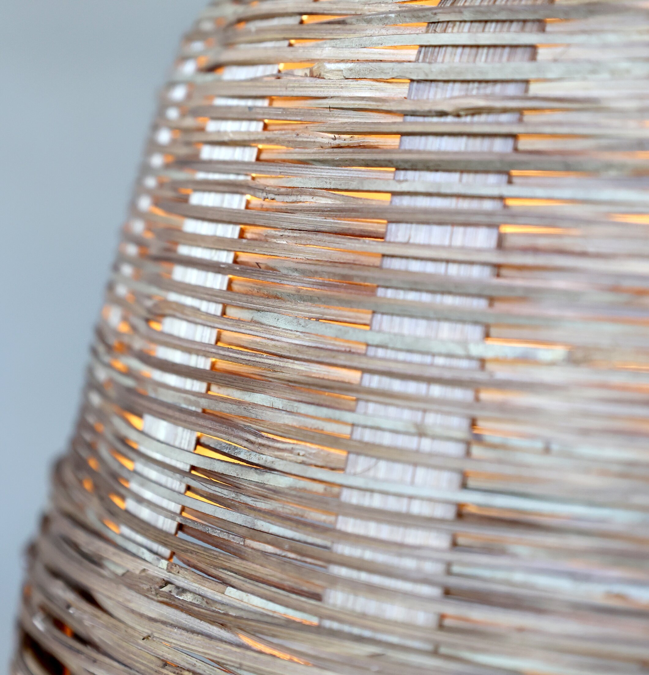 Bild av naturlig rottinglampa med elegant hantverk