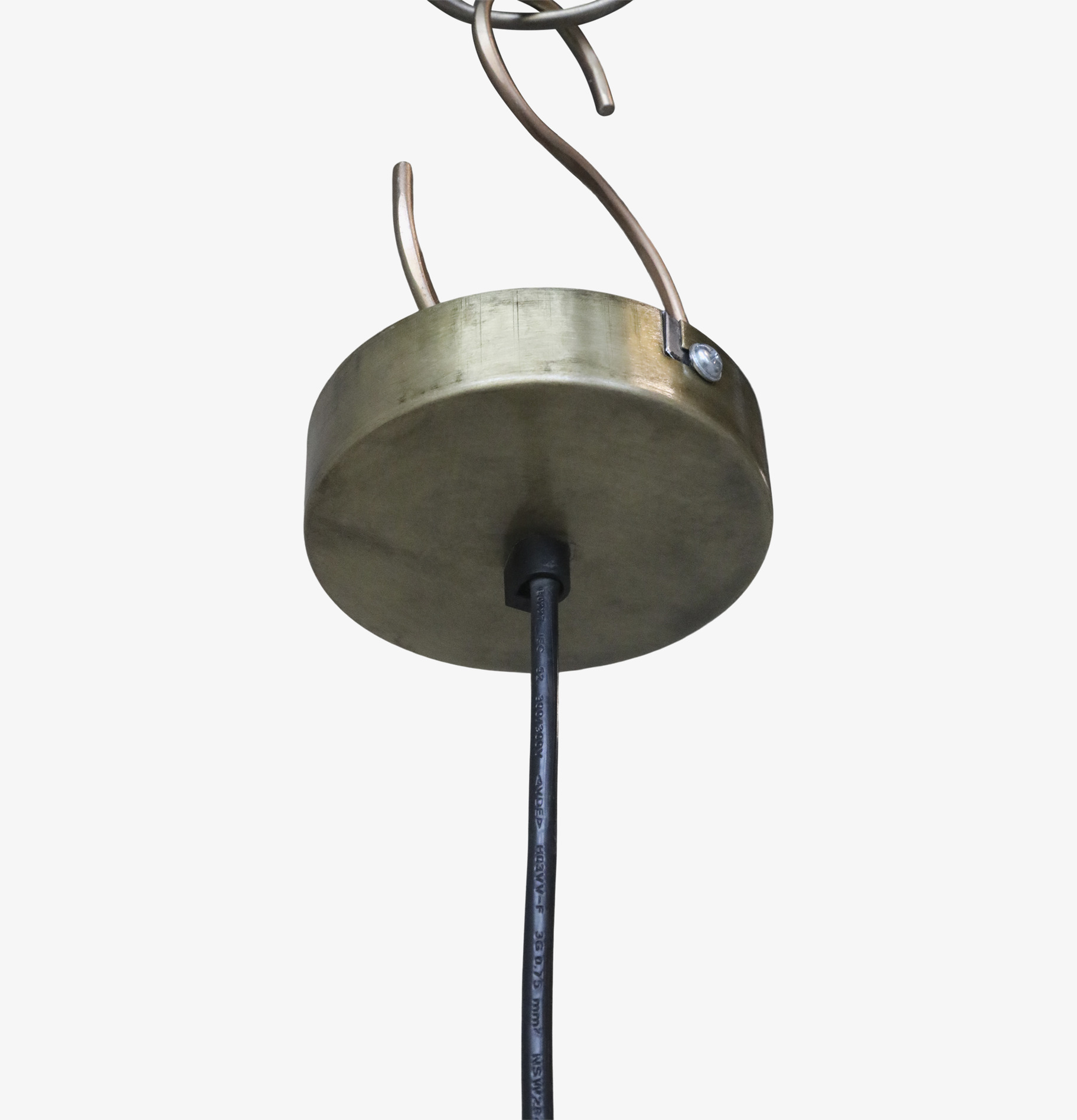 Bild av taklampa med antik mässingsfinish och svart kabel