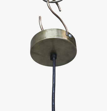 Bild av taklampa med antik mässingsfinish och svart kabel
