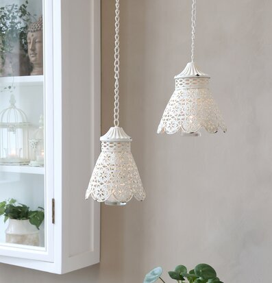 Bild av harmonisk interiör med ljus och naturliga element