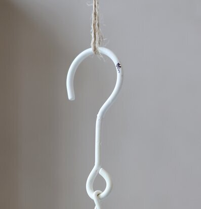 Bild av elegant hängande ljusampel i antik krämfärg